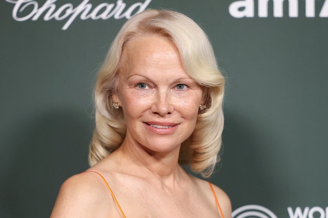 Pamela Anderson says hepatitis C diagnosis was ‘death sentence’ in emotional Venice speech