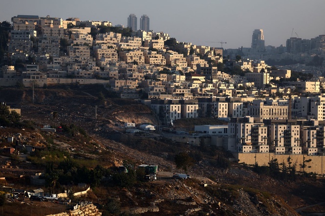 What are the Israeli settlements in the occupied West Bank and how could the UK sanction them?
