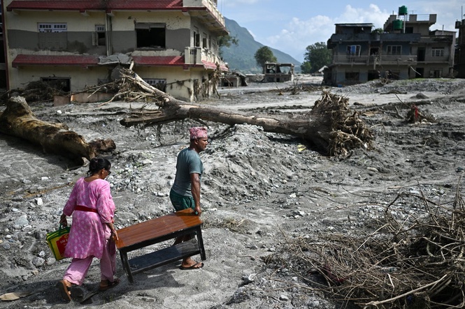 Hope turns to anger in Nepal as families of missing people bemoan lack of urgency in rescue work