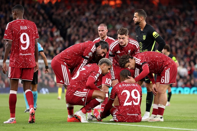 Liverpool’s big summer signing limps off during win against Atletico Madrid