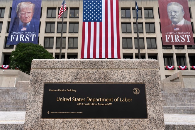 US unemployment claims dip to 206,000 as layoffs continue to remain rare