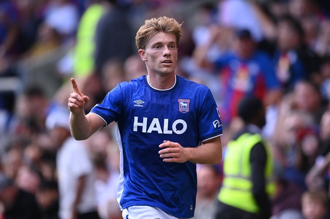 Zian Flemming scores late winner as Ipswich beat 10-man Crystal Palace