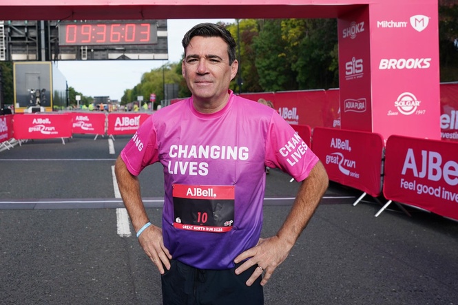 Prime Minister Andy Burnham runs Great North Run to fight UK homelessness