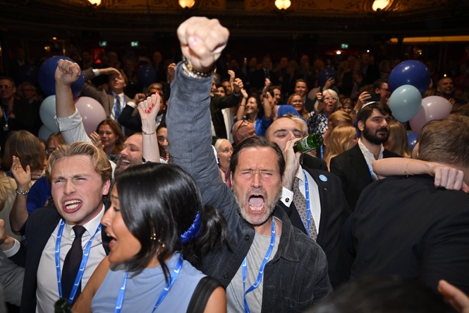 Swedish left-wing bloc edges ahead in knife-edge election results