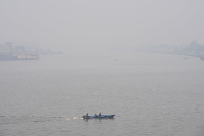 Thick haze disrupts flights on Indonesia's Borneo island