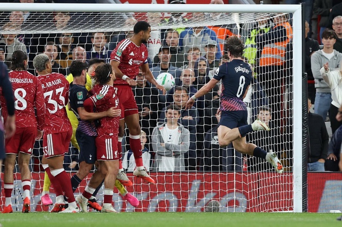 Liverpool vs Tottenham LIVE: Spurs finally score to halve deficit and set up nervy climax to Carabao Cup tie