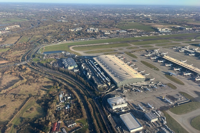 Heathrow’s third runway should only be approved if emissions are reduced, report advises