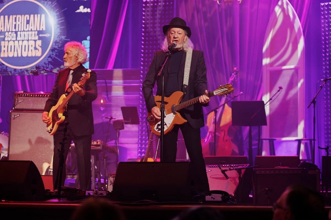 Country star steps in for Tom Petty as Heartbreakers play first show since legend’s death