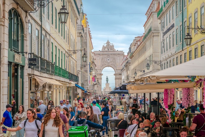Heatwaves drove drop in global tourism to Europe in June