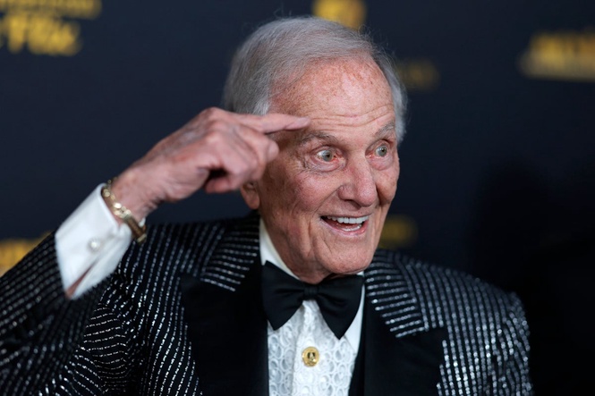 Singer Pat Boone calls on his ‘very tired’ friend Donald Trump to ‘be quiet’ – and stop being rude to women