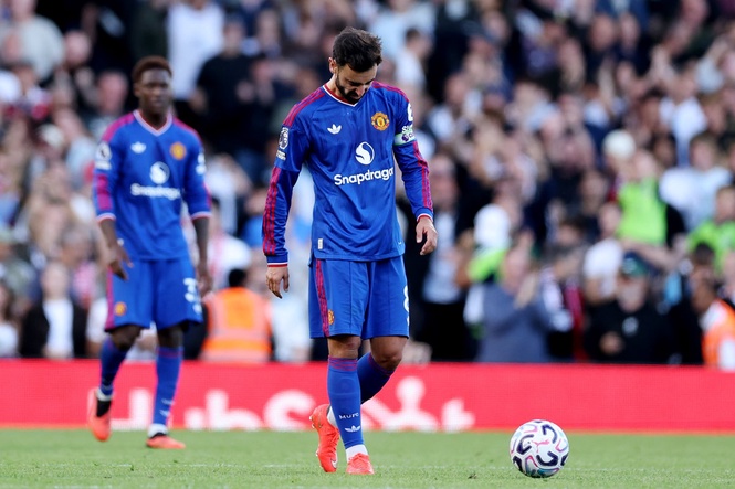 Fulham v Man United LIVE: Lisandro Martinez own goal ignites life into dire Premier League contest