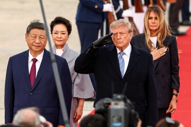 Trump mocked as he welcomes Xi in winter gear during unusual airport greeting