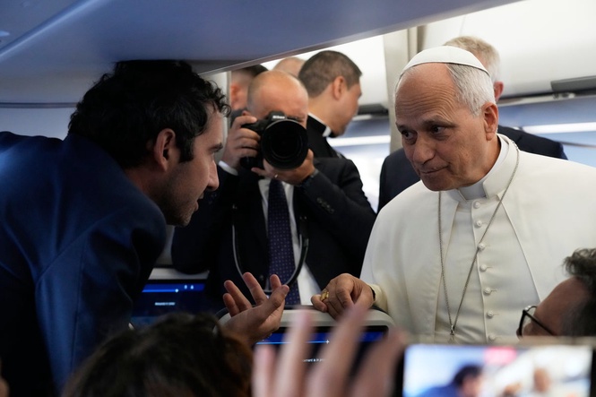 Pope Leo XIV affirms need for media when asked about Trump ban at White House