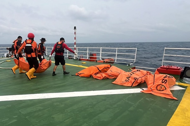 Indonesia ferry: Divers recover 52 bodies from capsized vessel as 83 still missing