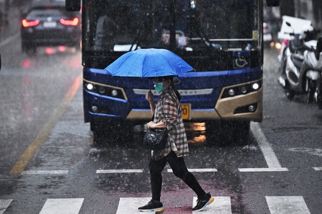 Millions under storm warnings as powerful nor’easter set to slam East Coast