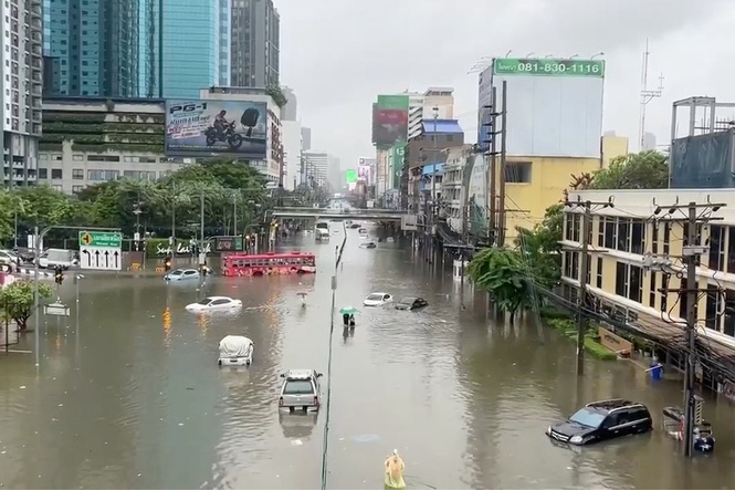 Heavy rain and flooding in Bangkok disrupts traffic and prompts evacuations