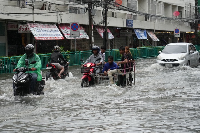 Thailand rocked by severe flooding as authorities issue fresh weather warning
