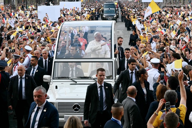 Pope Leo attracts 700,000 people as he parades through Paris before outdoor Mass