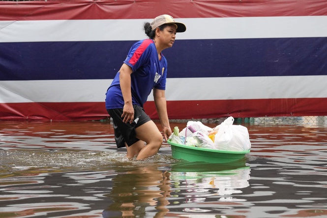Rain eases in Bangkok but persistent flooding forces thousands to leave home