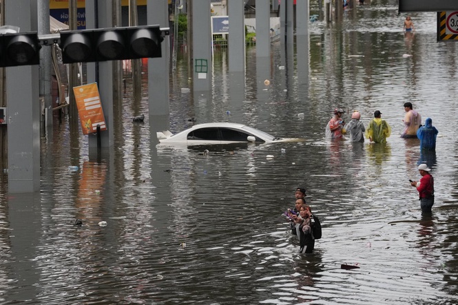 Bangkok flooding forces thousands to flee homes after relentless rain