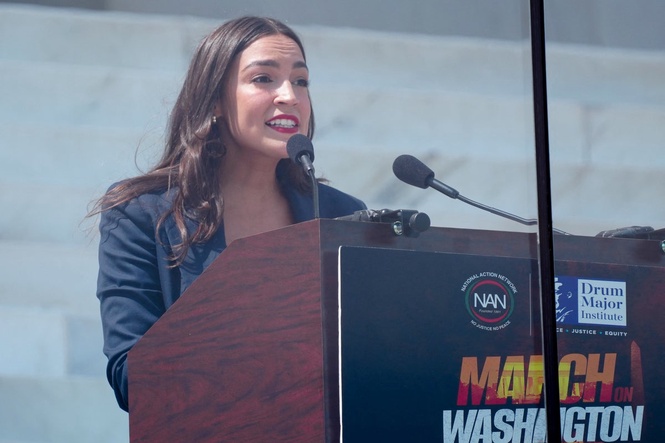 Democrats warn AOC to ‘stay away’ from swing states as polling tanks: report