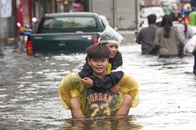 Bangkok floodwaters begin to ease after torrential rains affect 700,000 people
