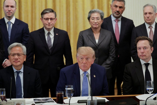 Trump and tech leaders sign a voluntary White House accord for reviews of AI