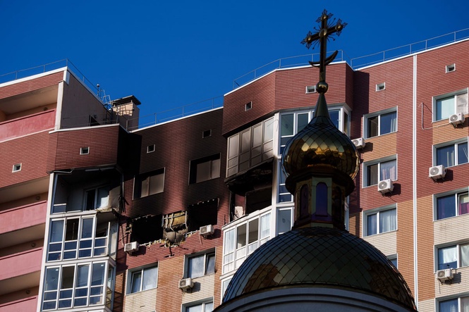 Russian aerial strikes snarl traffic on 3 Kyiv bridges in a new disruption tactic