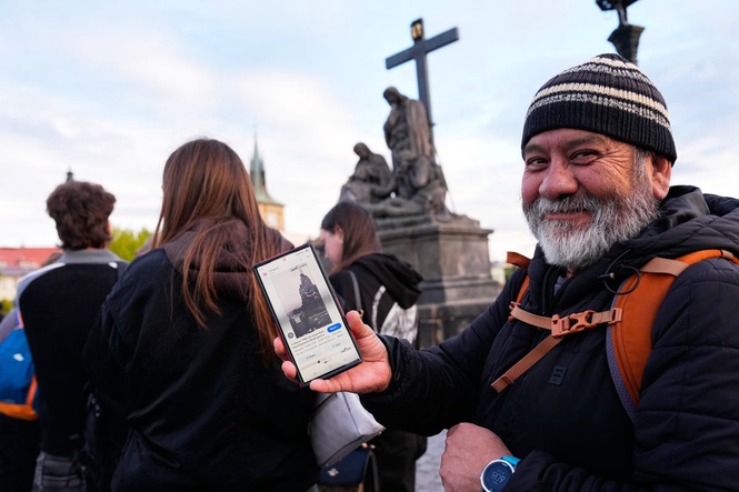 Depeche Mode fans flock to Prague’s Charles Bridge to recreate 1988 band photo