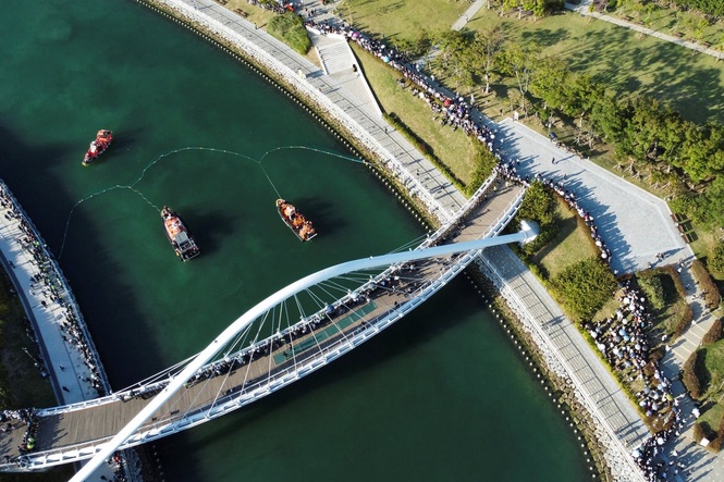 Shark trapped in South Korea’s Busan canal remains stranded after second rescue attempt fails