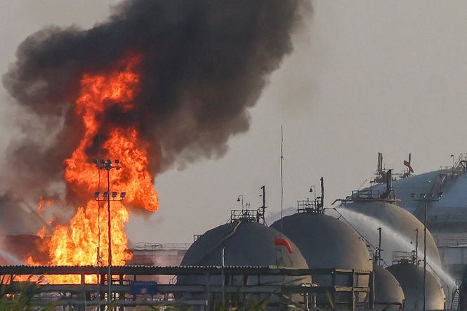 Iran-US war latest: Fire breaks out near major Saudi oil refinery as ships attacked in Strait of Hormuz