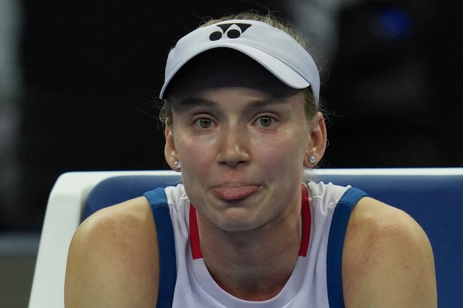 Elena Rybakina stunned in first match as No 1 as Sonay Kartal progresses in China Open