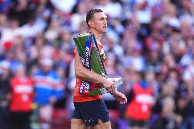 Sir Kevin Sinfield delivers trophy to cheers from sell-out crowd at Grand Final