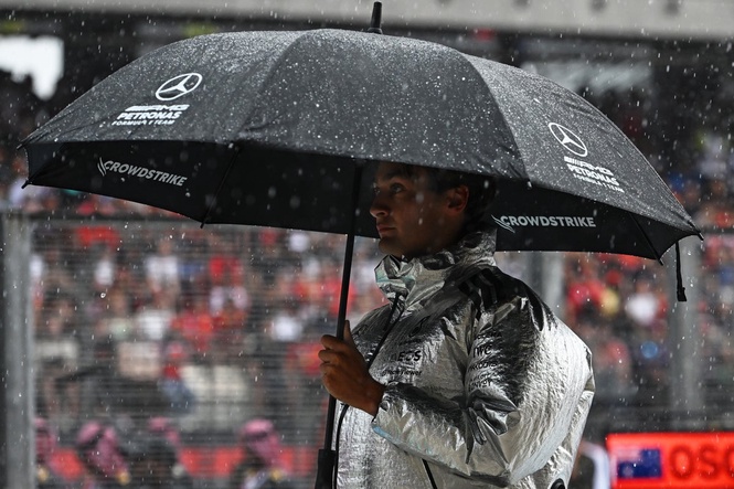 F1 Bahrain GP in Malaysia LIVE: Race delayed due to heavy rain with Verstappen up against Hamilton