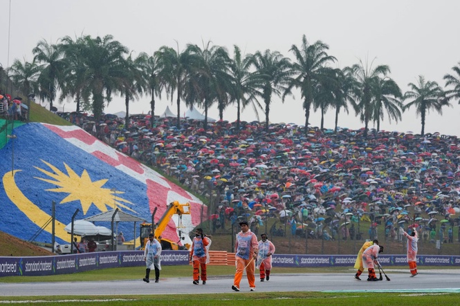 Heavy rain causes chaos at start of Bahrain Grand Prix