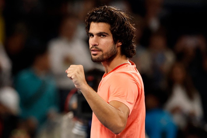 Carlos Alcaraz overcomes slow start to close in on first title since wrist injury
