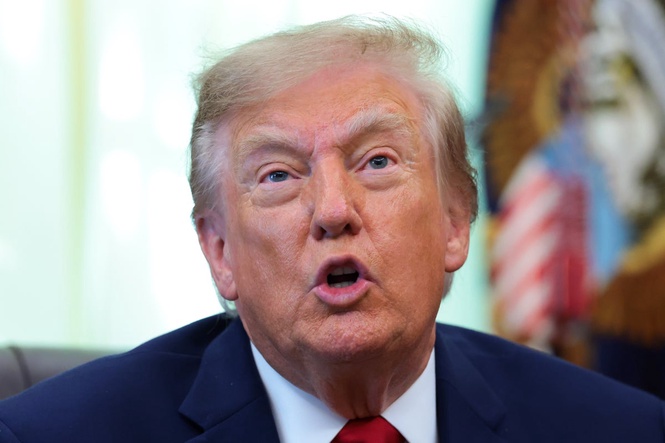 White House calls reporter Trump swatted away ‘whiny Fake News loser’