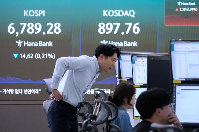 Asian shares decline under pressure from rising bond yields and surging oil prices