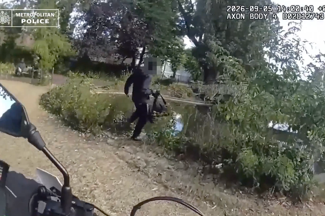 Bungling ‘phone thief’ jumps into shallow pond to try and flee police