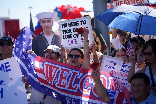 A long-awaited homecoming for the USS Lincoln crew, in photos