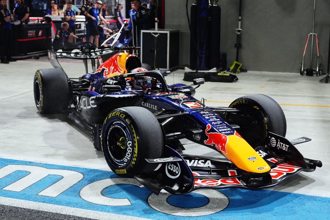 F1 Singapore GP LIVE: Max Verstappen pips George Russell to stunning sprint pole
