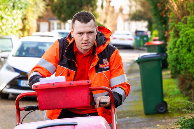 Royal Mail on ‘brink of collapse’ as 400 staff quitting each week, union warns