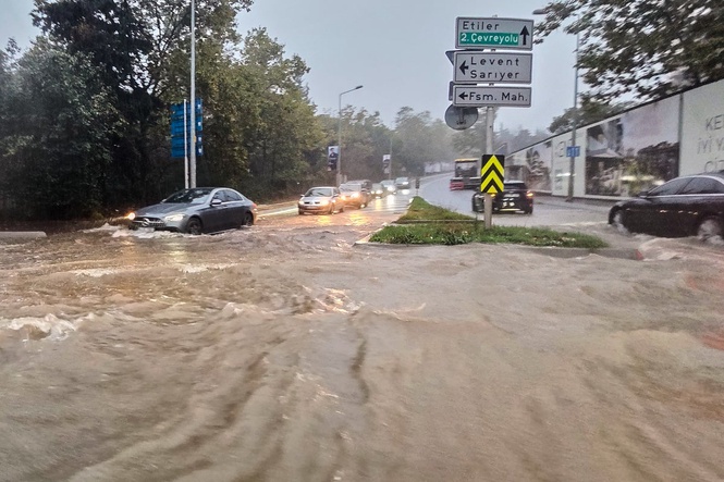 Heavy rain shuts down Istanbul, causing flooding and 2 deaths
