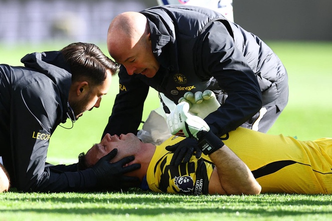 Chelsea goalkeeper Emi Martinez rushed to hospital after sickening collision at Everton