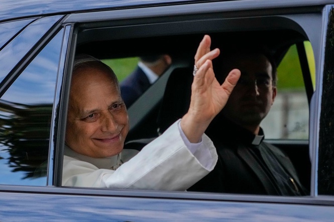 Pope Leo heads back to the Vatican as well-wishers cheer, in photos