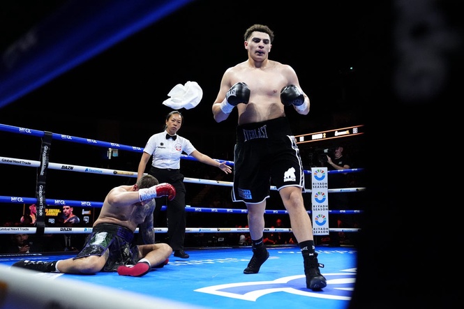 Referee refuses boxer’s towel twice before knockout on Dubois v Wardley 2 undercard