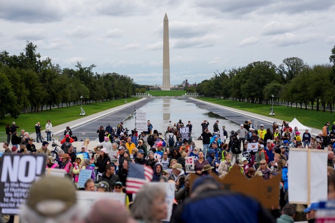 Trump all but dares vandals to damage his refilled Lincoln Memorial ...