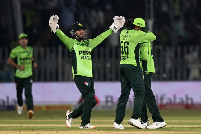 England collapse to heavy defeat against Pakistan in nightmare start to tri-series