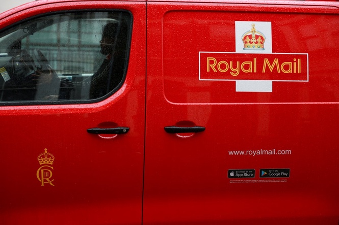 Burnham orders ‘unacceptable’ Royal Mail to improve or face government action