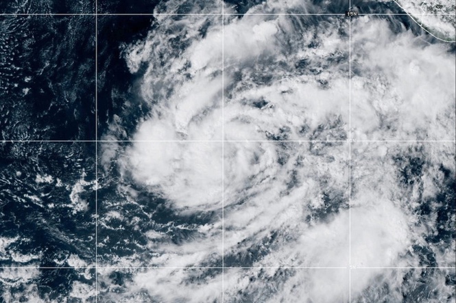 Powerful storms threaten US coastlines as 65mph winds batter Atlantic and major hurricane looms